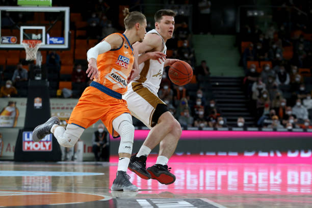 反击和稳健 反击和稳健